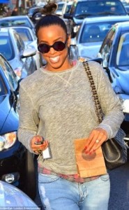 Kelly Rowland proudly flashes her huge diamond engagement ring - gidibase