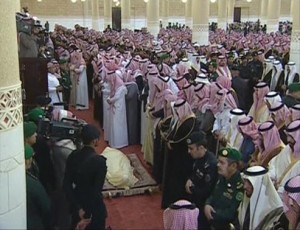 Mourners stand beside the body of Saudi Arabia's King Abdullah during a prayer service at a mosque in Riyadh
