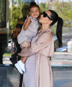 Kim-Kardashian-with-her-daughter-Gidibase