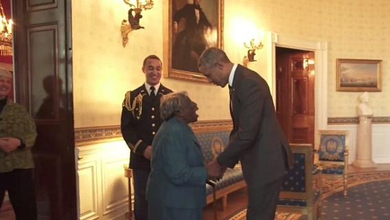 106 YEAR OLD MEETING OBAMA - GIDIBASE