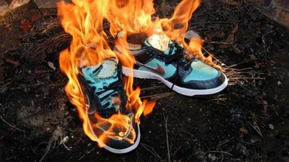 ruzne-fake-burning-fake-nike-dunk-sb-tiffany-burning-7-595x334