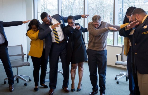 watch-bill-gates-dabs-with-college-students - gidibase