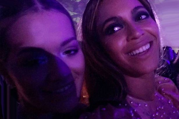 Rita-and-Beyonce-selfie- gidibase