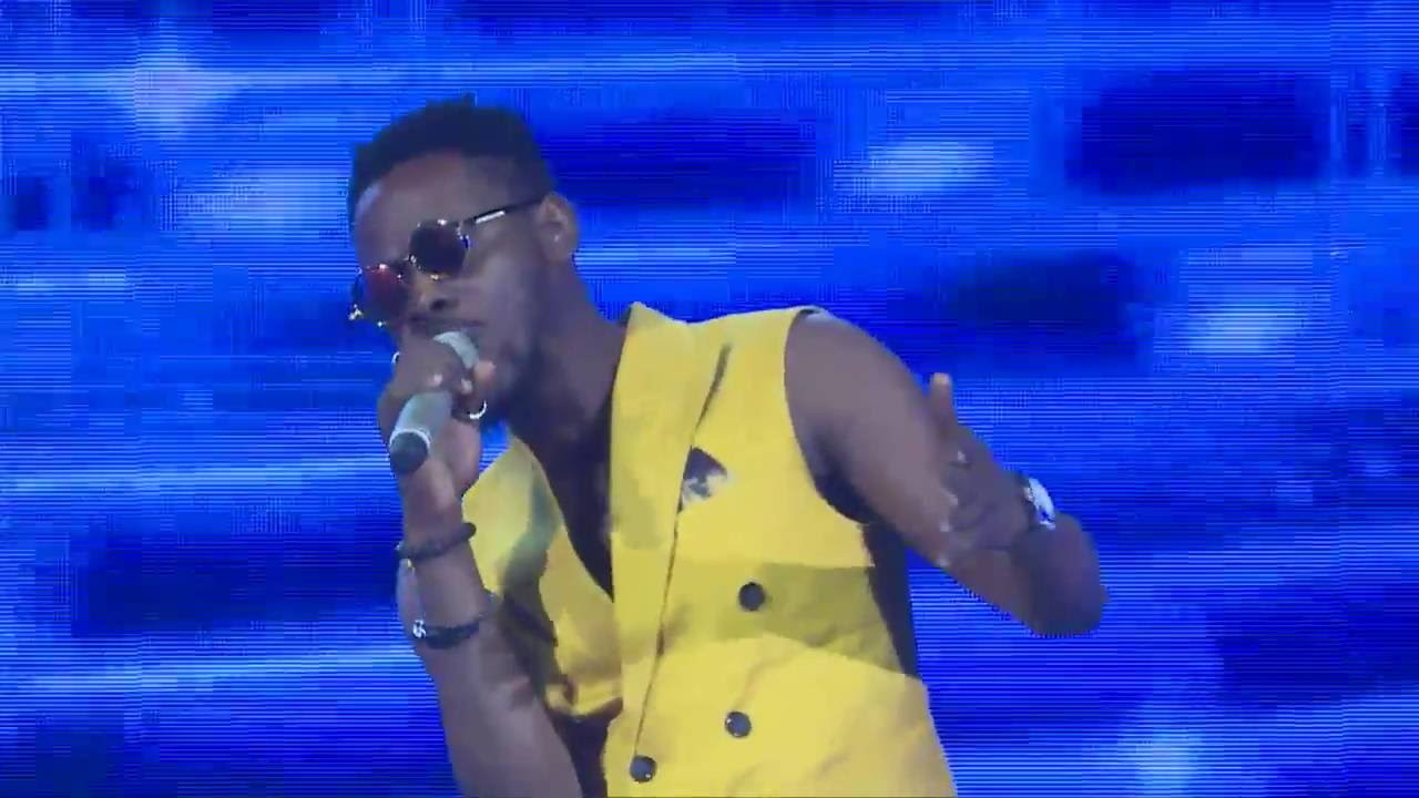 watch-adekunle-gold-perform-at-pproject-fame-gidibase