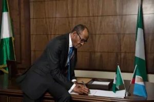 President Muhammadu Buhari commended for fighting corruption in Nigeria 